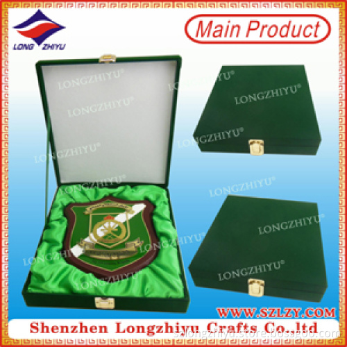 Etching Metal Plate Wood Shield Plaque Souvenir Wooden Plaque with Box (LZY-P004)